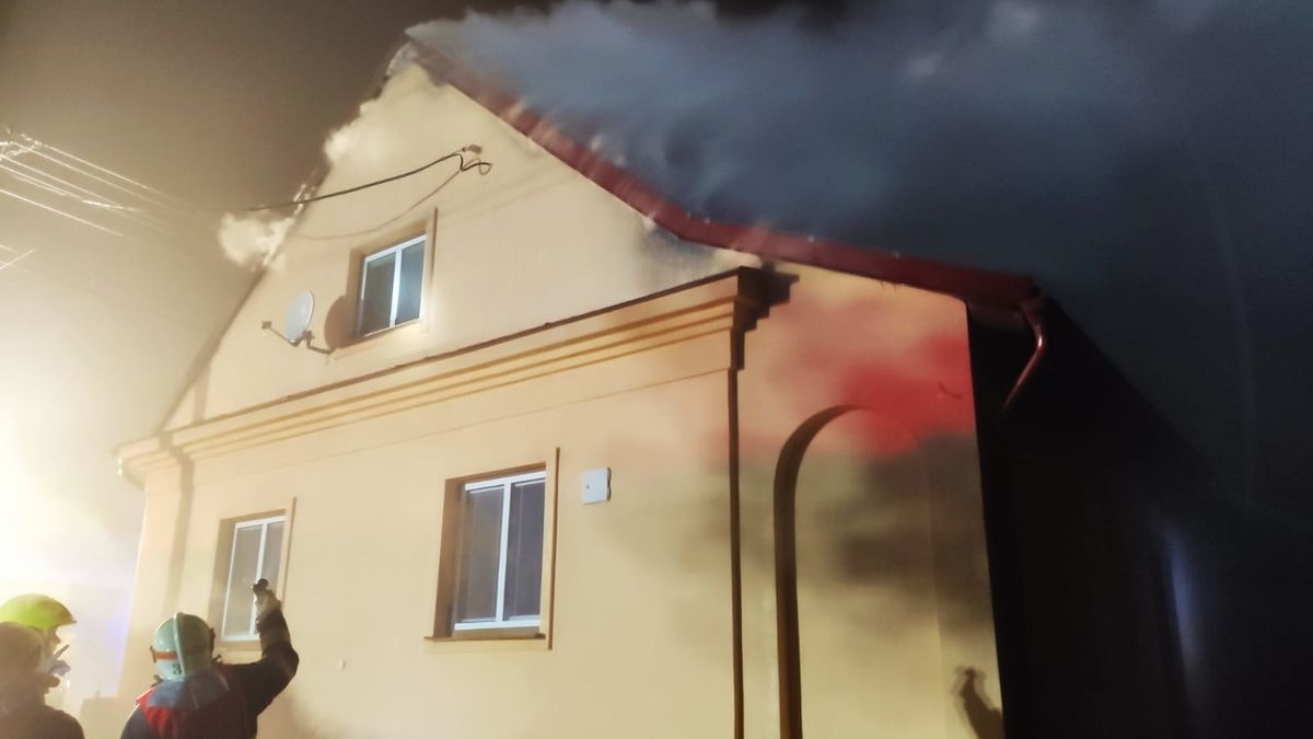 Požár dvojdomku na Bruntálsku likvidovali hasiči ze dvou krajů